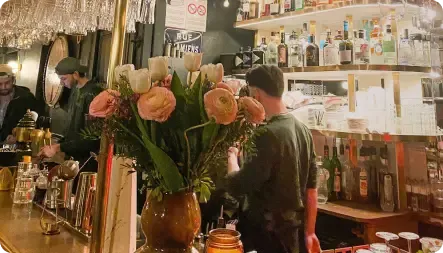 Comptoir d’un bar rouennais fleuri